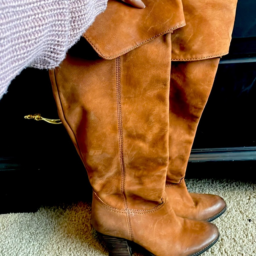 Knee boots are over the knee boots